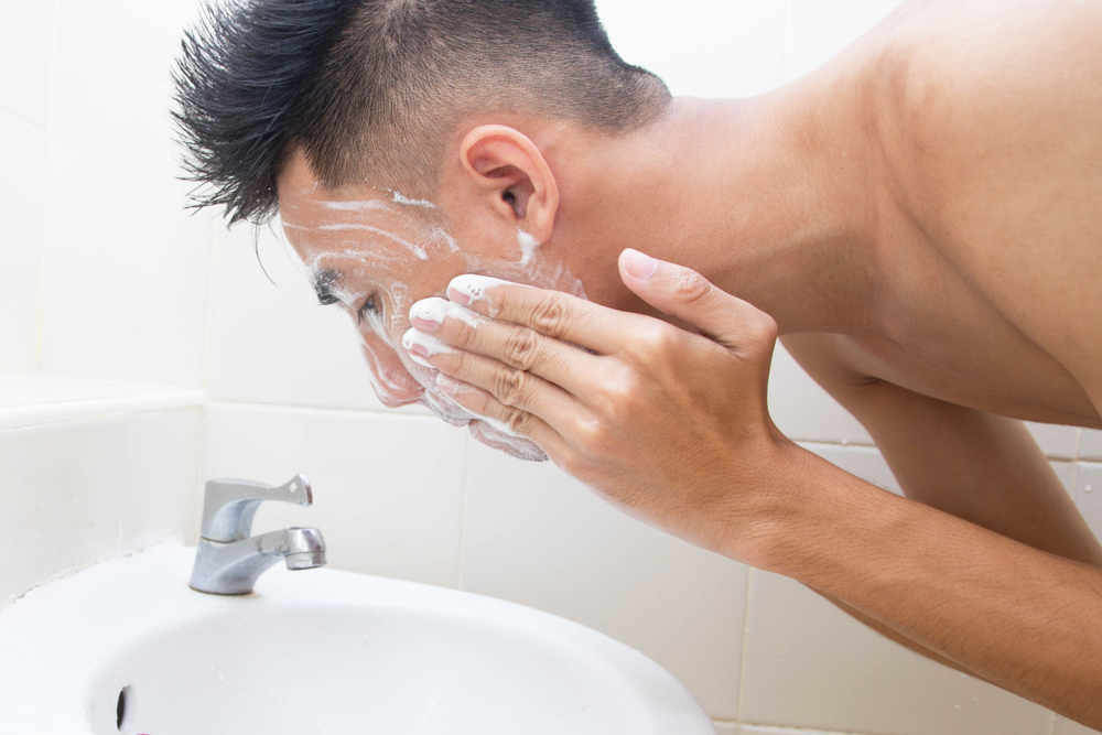 Dùng sữa rửa mặt