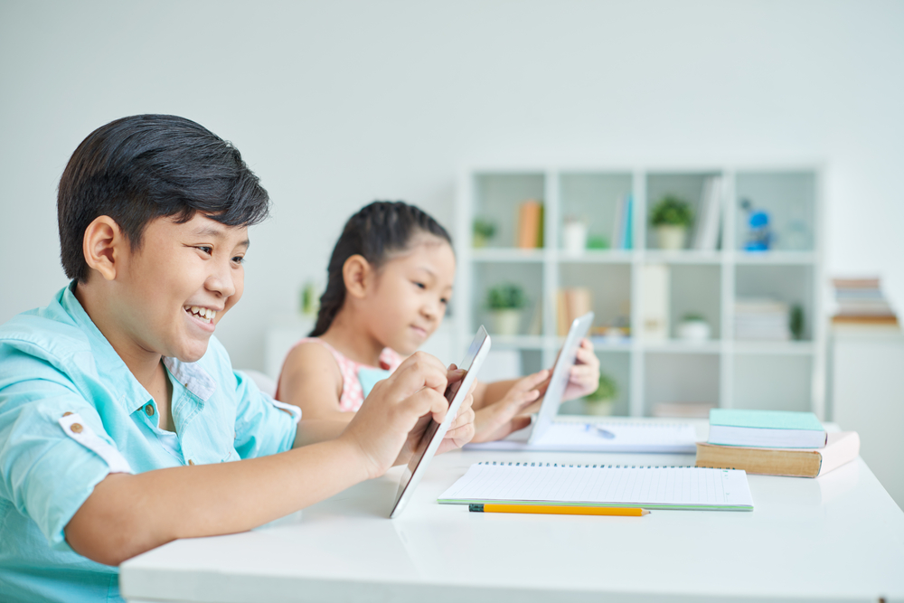 Tuyệt đối hạn chế cho bé sử dụng đồ công nghệ